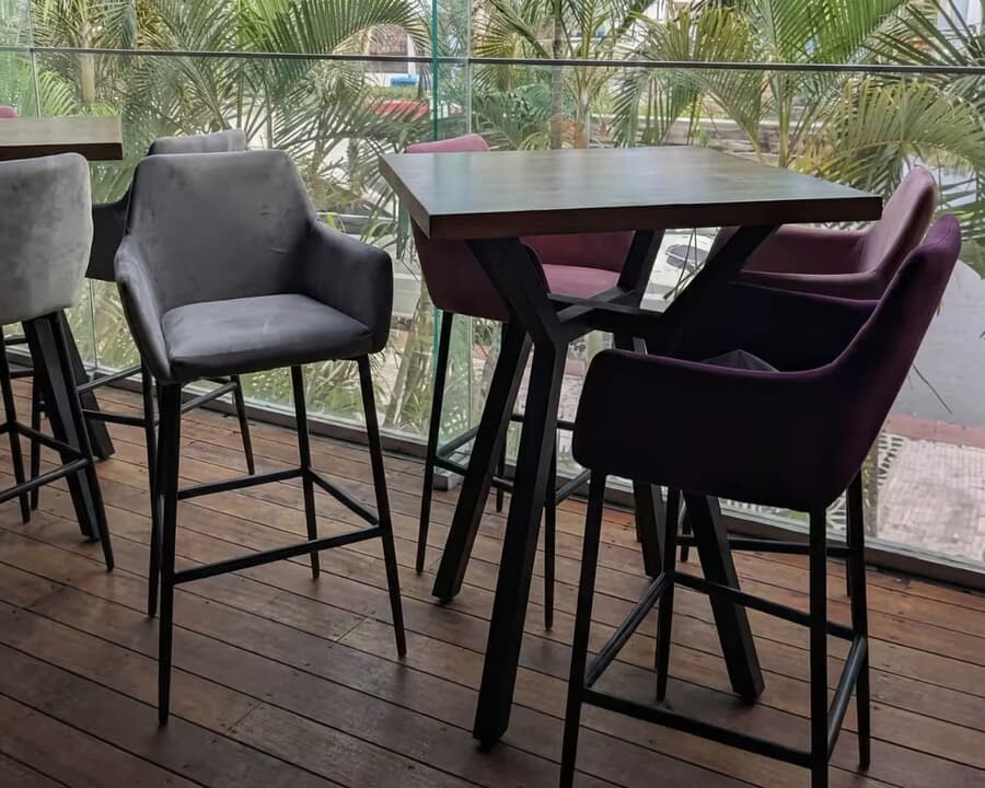 Sillas para cafetería Mueblia en terraza exterior, Zapopan, Guadalajara