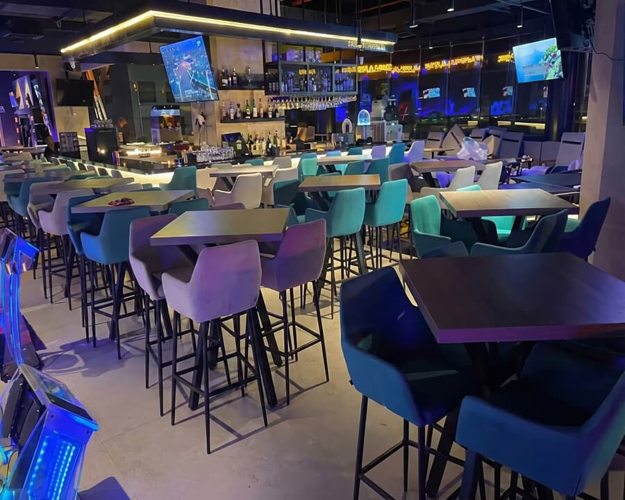 Sillas para bar y restaurante Mueblia en coctelería de Bosques de Chapultepec, CDMX