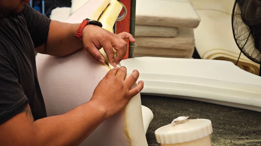 Fabricante directo de sillas para restaurantes: artesano Mueblia moldeando el asiento en el taller de Cholula, Puebla