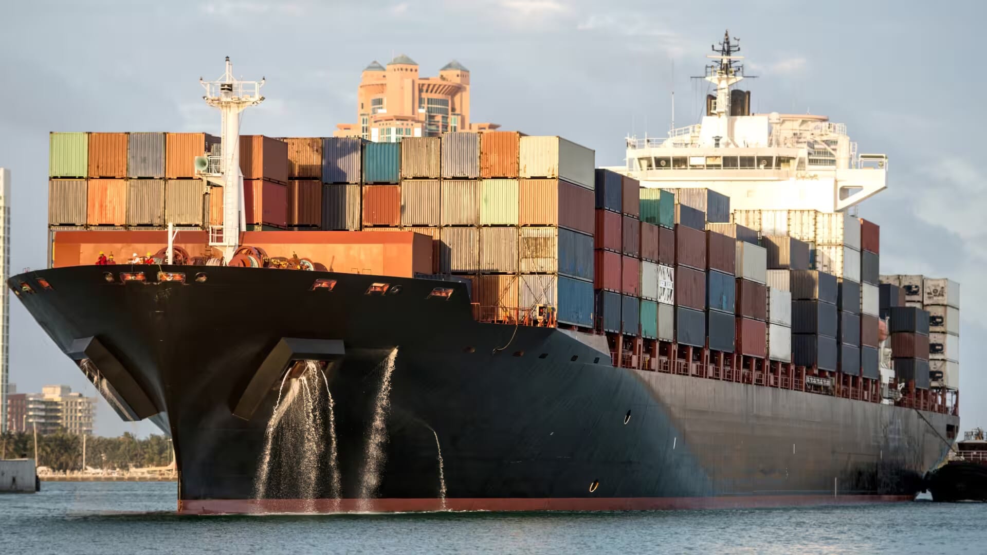 Buque portacontenedores con mercancía importada de China
