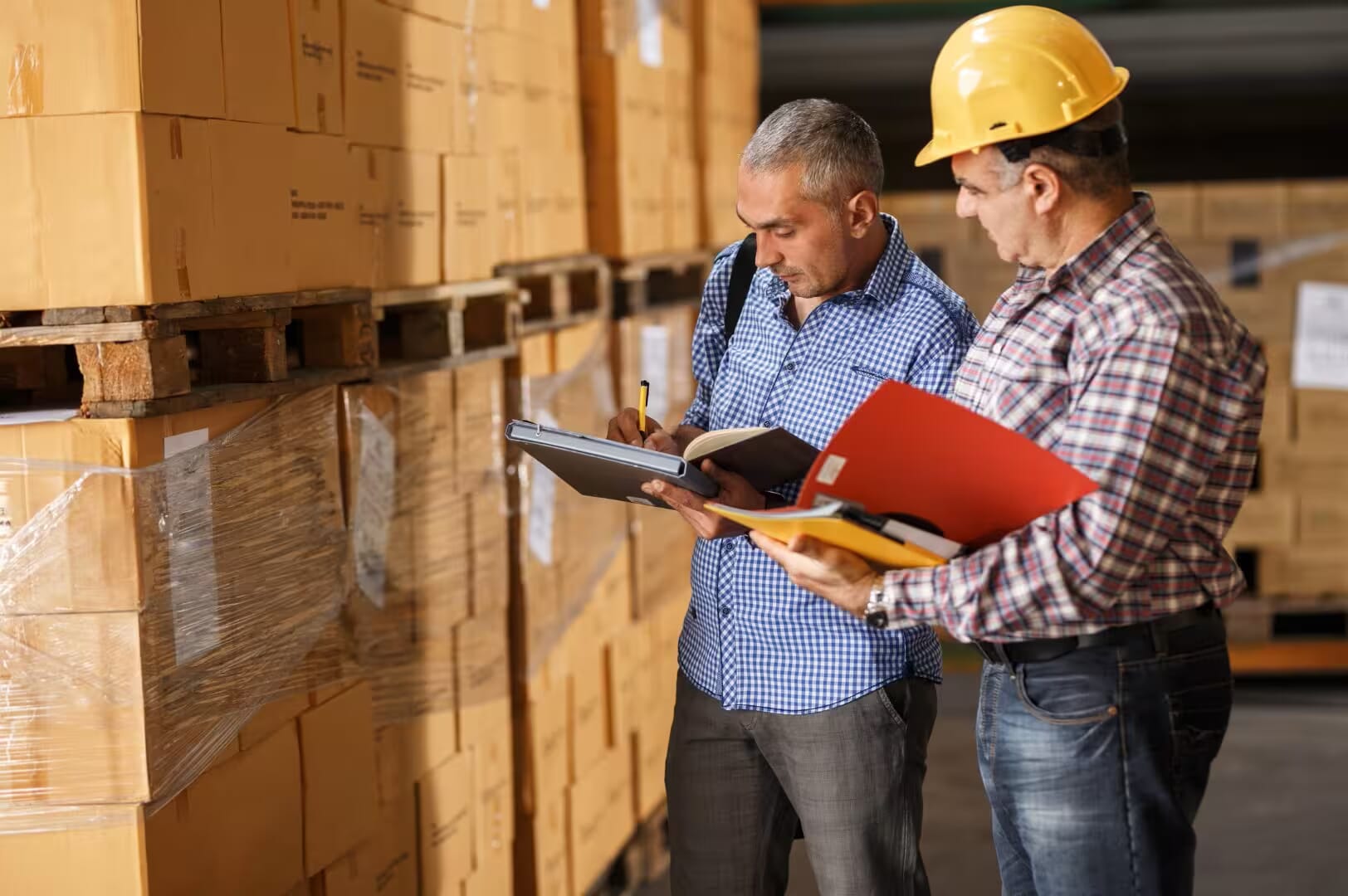 Agentes aduanales de Padilla WOW gestionando el despacho de una importación de China